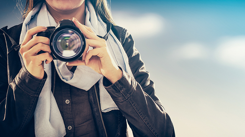 ragazza con in mano macchina fotografica